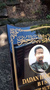 PLUS FOTO LEMPENGAN BATU NISAN GRANIT BENTUK BUKU UKURAN 40X30 CM