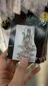 Tem nổi dán hình Phật mạ bạc hàng nhập Thái Lan chất lượng cao dành trang trí cho tất cả các loại xe hoặc dán sau ốp lưng điện thoại ngang 4cm cao 6cm tem nổi màu sắc rất đẹp và bền giá bán cực tốt bán lẻ như bán sỉ