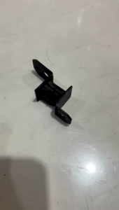 BRAKET GANTUNGAN FILTER UDARA BAGISN TENGAH MITSUBSHI PS 100/125/136 CANTER ORIGIN