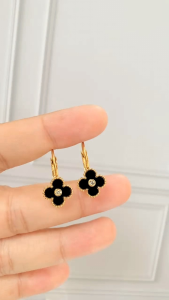 RinaXp - Anting Jepit Clover Bunga Hitam Permata Zircon Tengah Kecil Titanium Terbaru Anti Karat Anting Fashion Korea Untuk Remaja dan Dewasa