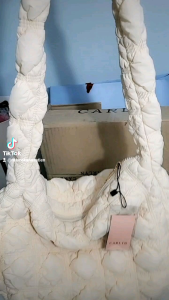 กระเป๋าCarlyn Soft L สี ivory ของแท้ 100% ไม่แท้ยินดีคืนเงิน แม่ค้า preorder เองค่ะ มีการ์ดอุปกรณ์ครบ คุณสามารถส่งรับที่ได้ดังนี้แล้วค่ะ