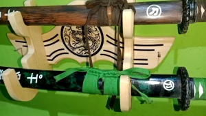 DUDUKAN GLOK 2 TAHAP UNTUK HIASAN DINDING