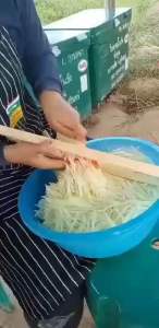 เสื้อผ้าดวง ที่ขูดมะละกอ มีดสไลด์เส้น 4mm ด้านที่ 1 ของ งานดีใบ มีดคมกริบ ต้องการให้บริการติดบ้าน