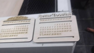 Kalender Kayu Meja: Desain Unik & Praktis