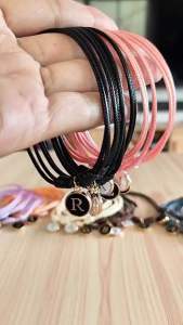 สร้อยข้อมือเชือกคอตตอลดำพร้อมจี้ตัวอักษรภาษาอังกฤษ