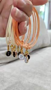 สร้อยข้อมือเชือกสีส้ม ตะขอก้ามปูทอง พร้อมจี้ตัวอักษรภาษาอังกฤษ