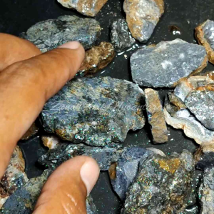 Bahan batu matrix tembaga klep unik antik berkilau natural