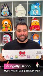 พวงกุญแจกระเป๋าลึกลงในสาย Loungefly Sanrio Hello Kitty & Friends Cosplay Mystery Mini Backpack Keychain สินค้านำเข้า (40 คลิก)