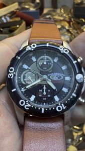 Đồng hồ nam hiệu TOWN & COUNTRY QUARTZthuộc nhà Orientsize mặt 40mmchạy 6kim 3 cốt có Chronographbản thép đúc dây da linh kiện tốtchống nước tốt 10BAR với đáy xoáy