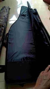 Tas senapan camo dengan kantong pompa