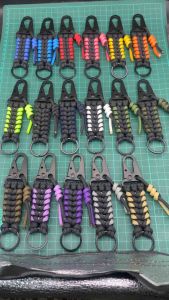 พวงกุญแจถักเชือก paracord 4mm. หัวล็อคทำจากโลหะอย่างดี ความยาวประมาณ 14cm.