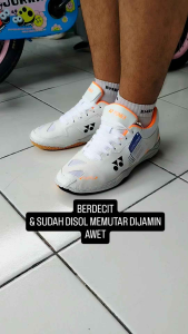 sepatu bulutangkis / badminton sol karet berdecit kuat ringan lentur