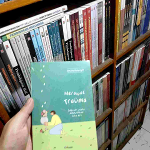 Transmedia Buku Pengembangan Diri Merawat Trauma : Sebuah Usaha Memulihkan Luka Diri - Awandanlangit Original Agromedia