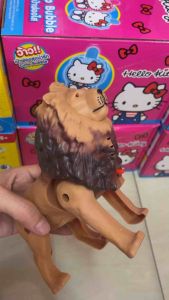 สิงโตเจ้าป่า เดินได้ มีไฟ มีเสียง ใส่ถ่าน ขนาด20cm มีแบบเดียว สีเดียว เนื้องานเป็นพลาสติกแข็ง