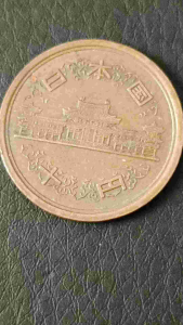 100% Authentic 1998 Japanese 10 Yen Old Coin Good Condition *Catalogue #02-20 *Actual Pictures Taken No Stock Photos *Free Shipping with tracking number Features: Country: Japan Period: Akihito (Heisei) 1989 - 2019 Coin type: Circulation coin