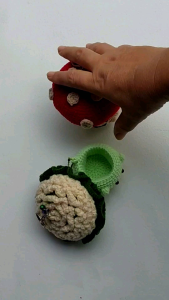 เคสยาดม งานแฮนเมด ถักด้วยไหมพรม 2 ชั้น ใส่ใยนุ่มมือ มีหลายดีไซน์ อาทิ นกอ้วนอากาเช่(นกเขียว Got 7 ) เพนกวิ้น ดอกเห็ด และ ดอกกระหลำ น่ารักๆ สะดวกต่อการนำไปใช้ ตกแต่งบ้าน หรือเป็นของขวัญในโอกาสต่างๆ ขนาดประมาณ 10 × 12 cm.