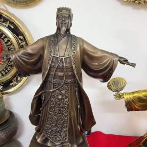 Tượng Gia Cát Lượng Khổng Minh đón gió bằng đồng thau phong thủy