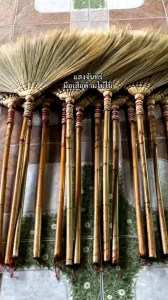 แสงจันทร์ ( ของแท้)ไม้กวาดดอกหญ้า รุ่นมือเสือ ด้ามไม้ไผ่ 1 ด้าม)grass broom bamboo handle (1 piece.)ไม้กวาดบ้าน มัดแน่น ใช้ทน หนาไม่ค่อยร่วง ไม่ค่อยหลุด