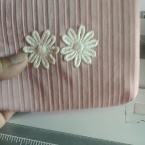 อ้อยเนตร กระเป๋าใส่เหรียญ เย็บดอกไม้ติดสวยงาม ขนาด 13*10.5 cm ทำจากผ้ายืดข้างในบุฟองน้ำ