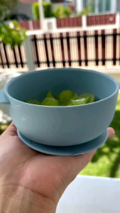 ถ้วยแบบฐานดูดมีฝาปิดพร้อมด้วยช้อนขนาดพอเหมาะ