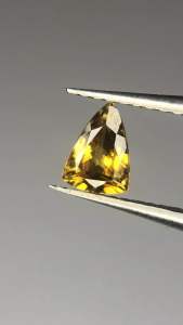 สฟีนธรรมชาติ | 0.48 กะรัต | 6.1x4.4x2.5มม. Natural Sphene | 0.48 carat | 6.1x4.4x2.5mm