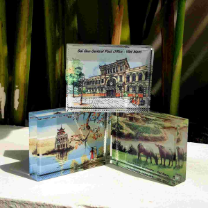 Khối pha lê chặn giấy 8x6x2cm quà tặng lưu niệm để bàn có in tranh vẽ danh lam thắng cảnh quê hương Việt Nam