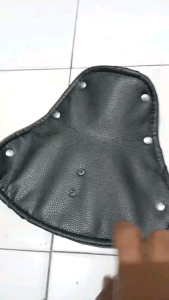 Sarung Jok Sepeda Jengki Kulit Kalep Tebal 0.5 cm Panjang 23 cm Lebar 26 cm Outdoor Tegal