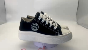 Sepatu hitam/putih pendek sol 45 cm