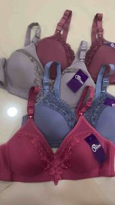 Bra Wanita Polini Tanpa Kawat Kait Tiga 3 & Cup Sedang Busa Tebal