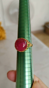 แหวนพลอยทับทิมเนื้อแก้วแท้ 100% ทรงหลังเบี้ย กลมใบ  สีออกชมพูใสคล้ายสีลูกกวาด (มีจุดสีดำเล็กๆในเม็ดพลอย ซึ่งเป็นธรรมชาติของพลอยแท้ ไม่มีผลต่อการสวมใส่) ตัวเรือนลงยาสีเขียวแดง ทำจากเงิน92.5 ชุบทอง 18K 4.7 กะรัต ขนาดรอบวงไซส์ 58 เหมาะสำหรับใส่ออกงานได้