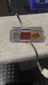 Đôi đèn hậu xe tải nhỏ. Đèn hậu xe ba gác mũi tên ngắn 12v (2 chiếc)