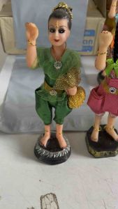 กุมารและกุมารีสูง 9 นิ้ว