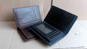 Dompet kulit pria ukuran tiga per empat model standard