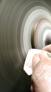 ตัดเล็กซ้ายและเจียร Mm คุณสมบัติ บรรจุภัณฑ์ การผลิต แบนแผ่น 360 ดันเพื่อช่วยดูแลแผ่นเครื่องประดับขัดบดล้อ