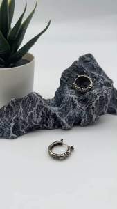 ต่างหูห่วง 925 ต่างหูแฟชั่นโรมัน รมดำ ชาย เทจ แถมฟรี ผ้าเช็ด ต่างหู - CHANTARA