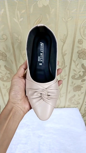 คุณค่าผู้ที่ต้องการรองเท้าคัชชู ซึ่งเป็นสีของเซลล์หัวแหลม ส้นแบนและส่วนผสมที่ดีไซน์ โบว์ไขว้กันด้านหน้า พร้อมส่ง