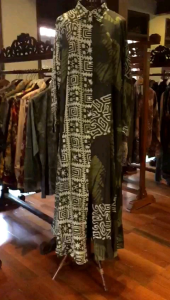 Loose Dress by Dian Pelangi LIMITED EDITION Busana Muslim Baju Maxi Gamis Abaya Kaftan Gaun Outfit Pesta Pernikahan Kondangan Casual Formal Wanita Hijaber Cantik Anggun Modis Modern Elegan Mewah Model Korea Terbaru Motif Batik Abstrak Hand Made Kekinian