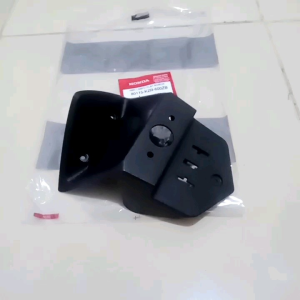 base license light cover dudukan bawah lampu belakang dudukan lampu plat nomer mata kucing vario techno 125 f1 cbs iss vario techno 125 f1 std vario techno 125 helm-in f1 vario techno 125 helm-in f1 cbs original honda 80115kzr600zb