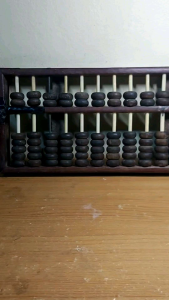 ลูกคิด ของเก่าสะสม เป็นเครื่องมือคำนวณแบบโบราณ ลูกคิดเป็นแบบจีน ซึ่งมีลักษณะเด่นคือมีลูกปัด 2 ลูกอยู่ด้านบนและ 5 ลูกอยู่ด้านล่างของแต่ละแถว ขนาด 13 แถว กว้าง 18 ซม. ยาว 40 ซม. อายุมากว่า 50 ปี