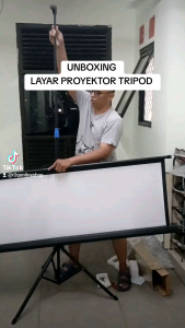 Layar Proyektor Tripod 70 Inch: Pilihan Ideal untuk Presentasi dan Acara Outdoor