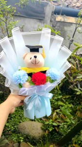 BUKET BONEKA WISUDA DENGAN BUNGA ARTIFICIAL/ BUKET WISUDA KELULUSAN MURAH/ BUKET GRADASI SIZE MEDIUM
