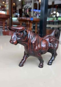 รูปปั้น กระทิง wall street มั่งคัง แข็งแรง เฮงดีจิวเวลรี่