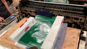 ถุงข้าวสารพิมพ์สำเร็จรูปสำหรับบรรจุน้ำหนัก 5 กิโลกรัม ขนาด 12 * 18 นิ้ว พิมพ์สีเขียว เนื้อพลาสติก PE.ใส