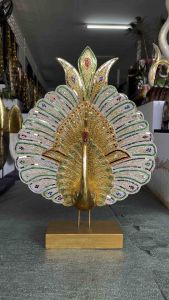 นกยูง รำแพน นกยูงไม้แกะสลัก ต้นกฐิน (ขนาดใหญ่) สูง 68 x กว้าง 50 cm. แถมติดโฟม ..ก้านเสียบเงิน 50 ก้าน.. ทำจากไม้เนื้อแข็ง ทำสีแอนทิค แต่งกระจกสี