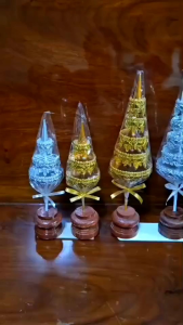 ฉัตรเงิน ฉัตรทอง รุ่นพรีเมี่ยม สำหรับตั้งหิ้งพระ โต๊ะหมู่บูชา ศาลพระภูมิ ฐานไม้แท้ แข็งแรงทนทาน พร้อมพลาสติกหุ้มอย่างดี เสริมสิริมงคล สร้างบารมี