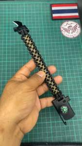 สายรัดกำไลข้อมือ ถักจากเชือกพาราคอด PARACORD 550 4mm. หัวล็อคจะมีใบมี   หินจุดไฟ  นกหวีด