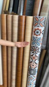 Giấy dán tường vân gỗ  có keo sẵn khổ 12mx50cm (ib cho shop chọn màu)lzd