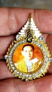 ล็อกเก็ต เข็มกลัด กะไหล่ทองล้อมเพชร ในหลวงรัชกาลที่ 9 สภาพสวย สมบูรณ์ ไม่ผ่านการใช้งาน