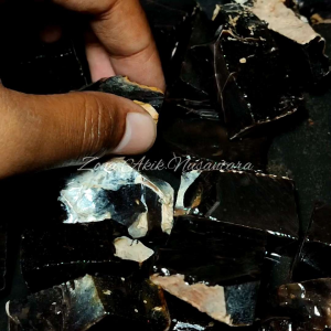 Bahan Batu Natural Yaman Wulung Bengkulu Hitam Pekat di Senter Merah/Tembus