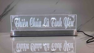 Bảng mica điện công giáo chữ Thiên Chúa là tình yêu